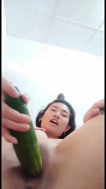 Tante Aglo Ngocok Memek Dengan Timun Sampe Croot Ruang Bokep Tante Aglo