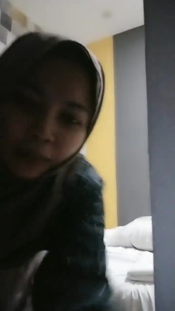 Jilbab Live Ngentot Sama Pacar Part 2 liveomek com