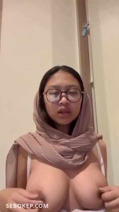 Cewek Hijab Nenen Gede Colmek Pengen Di Masukin Kontol